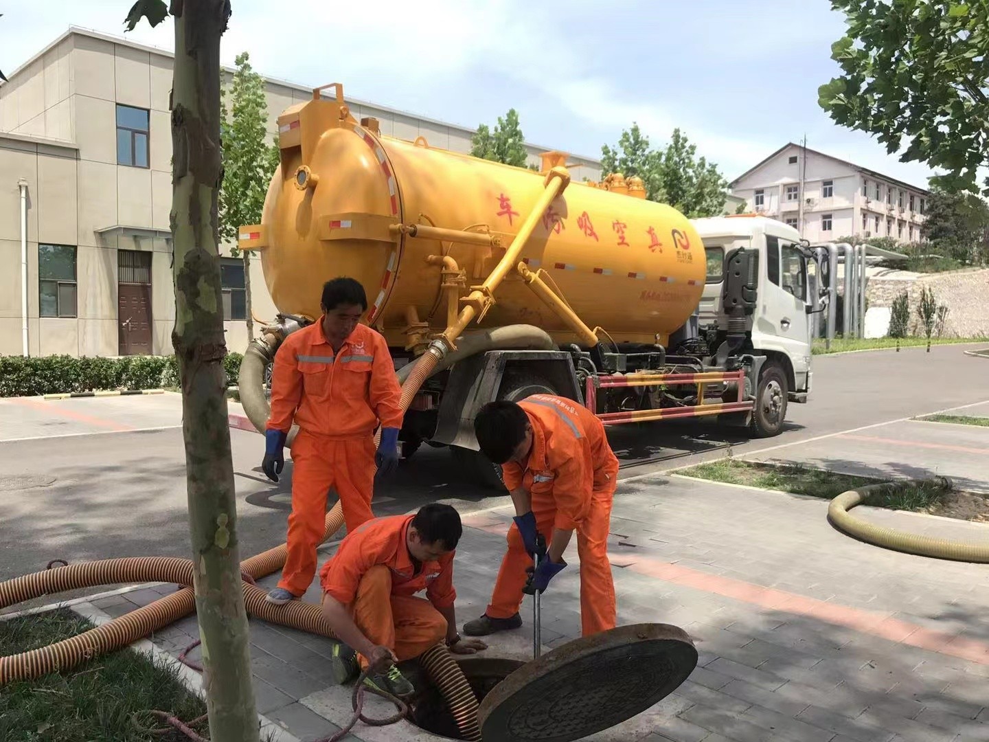 新野管道疏通车停在窨井附近