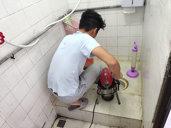新野肥皂掉到马桶里把马桶堵住了怎么办？马桶堵住了怎么办